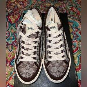 Comfortable coach sneakers🤎